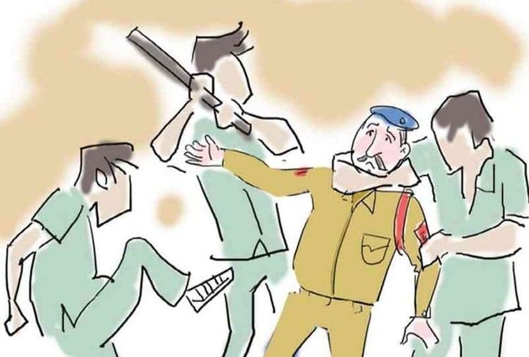 Jabalpu: पुरानी रंजिश के चलते बदमाशों ने पुलिस को पीटा, VIDEO VIRAL