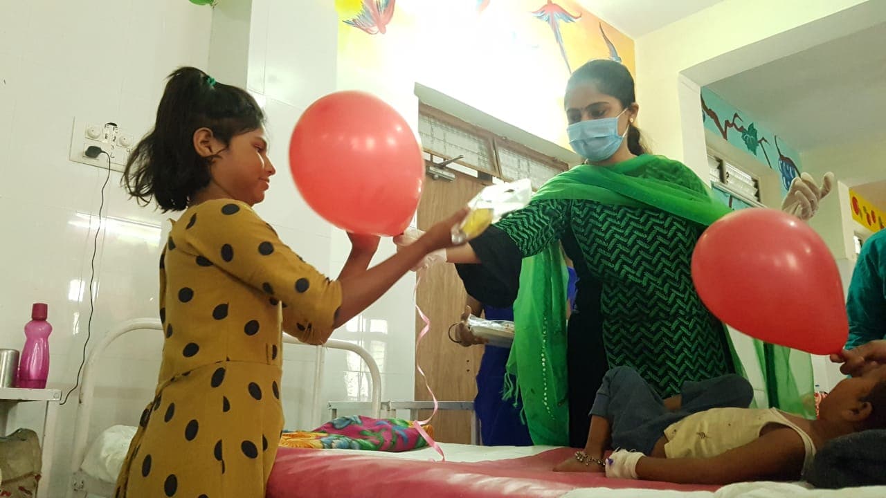 सीकलसेल-थैलीसीमिया से जंग लड़ रहे बच्चों को बांटी खुशियां, अस्पताल में हुआ जश्न