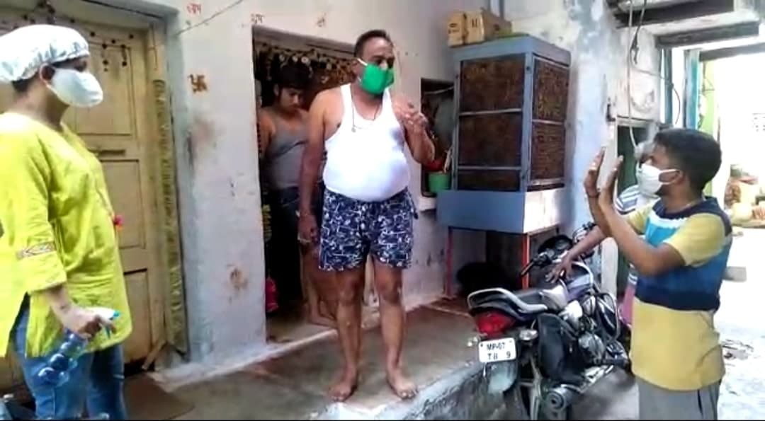 बड़ा भाई होम क्वारेंटाइन, पड़ोसी छोटे भाई को कर रहे प्रताड़ित, पीड़ित ने दी आत्महत्या की चेतावनी