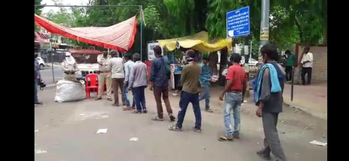 मिसाल बने टीआई , 22 मार्च से जरूरतमंदों को दे रहे भोजन,अब नंगे पैरों को चप्पलें भी बांटी