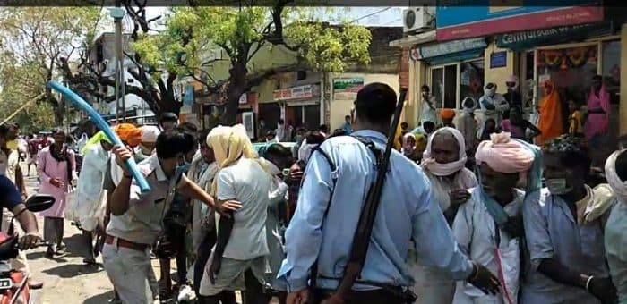 सोशल डिस्टेंसिंग की उड़ी धज्जियां, पुलिस ने ग्रामीणों पर भांजी लाठियां