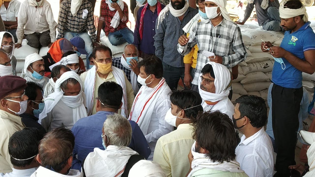 BJP सांसद और विधायक ने जुटाई भीड़, प्रशासन की मौजूदगी में नियमों का खुलेआम उल्लंघन