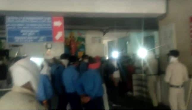 कोरोना मरीजों का अस्पताल में हंगामा, पुलिस ने संभाला मोर्चा, प्रबंधन ने दी सफाई