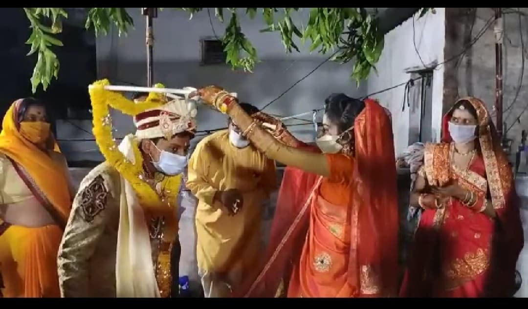 सोशल डिस्टेंस का पालन कर हुआ विवाह, डंडे से पहनाई वरमाला, डंडे से ही भरी मांग