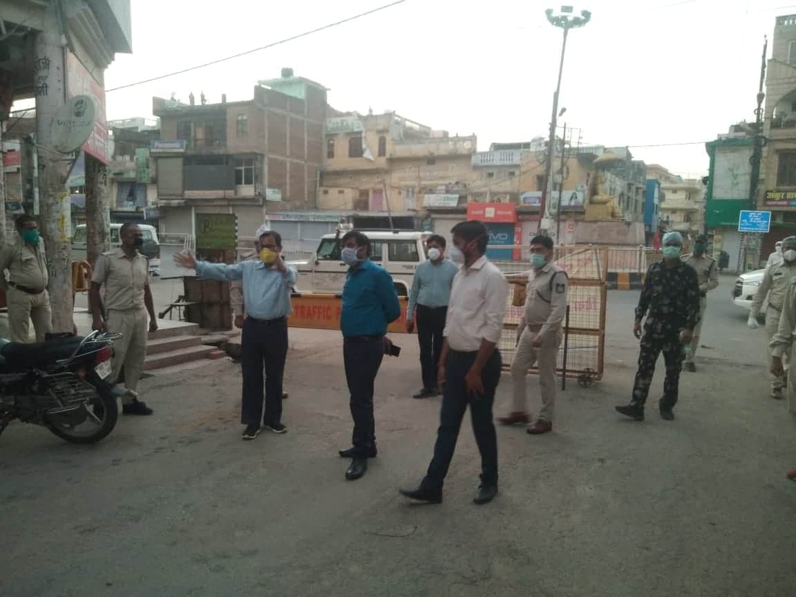 कलेक्टर तथा स्वास्थ्य विभाग की टीम ने किया निरीक्षण, डबरा में रविवार तक लागू रहेगा कर्फ्यू
