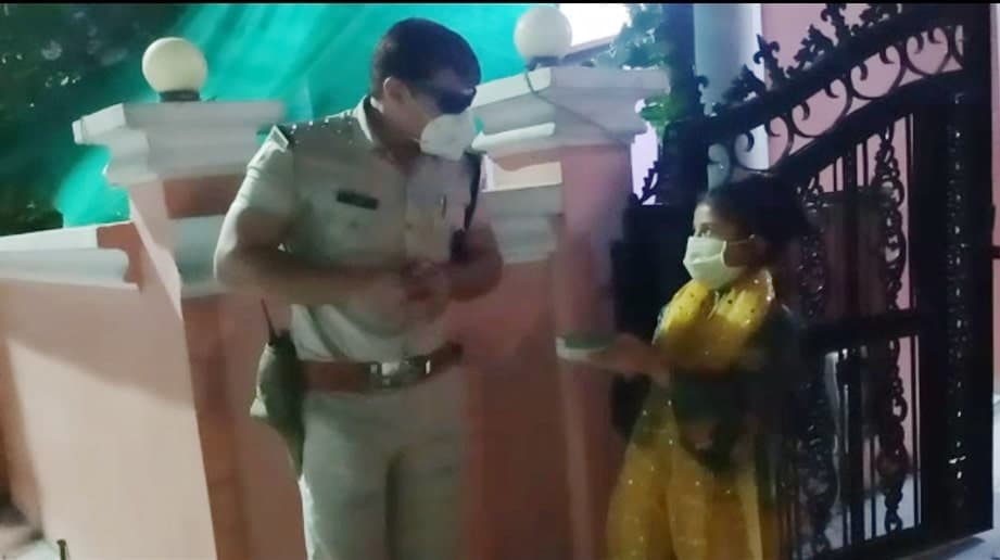 पुलिस ने एक नन्हीं बच्ची से ले ली उसकी पॉकेट मनी, जानिये क्यों