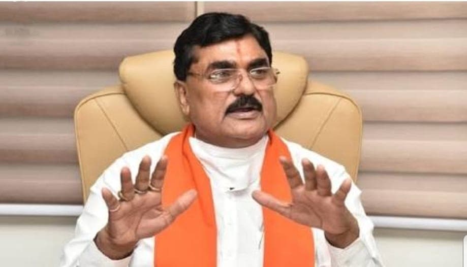 मंत्रीजी के तमतमाये तेवर- “गलती की तो उलटे लटकाए जाएंगे,अधिकारी हो या उद्योगपति”