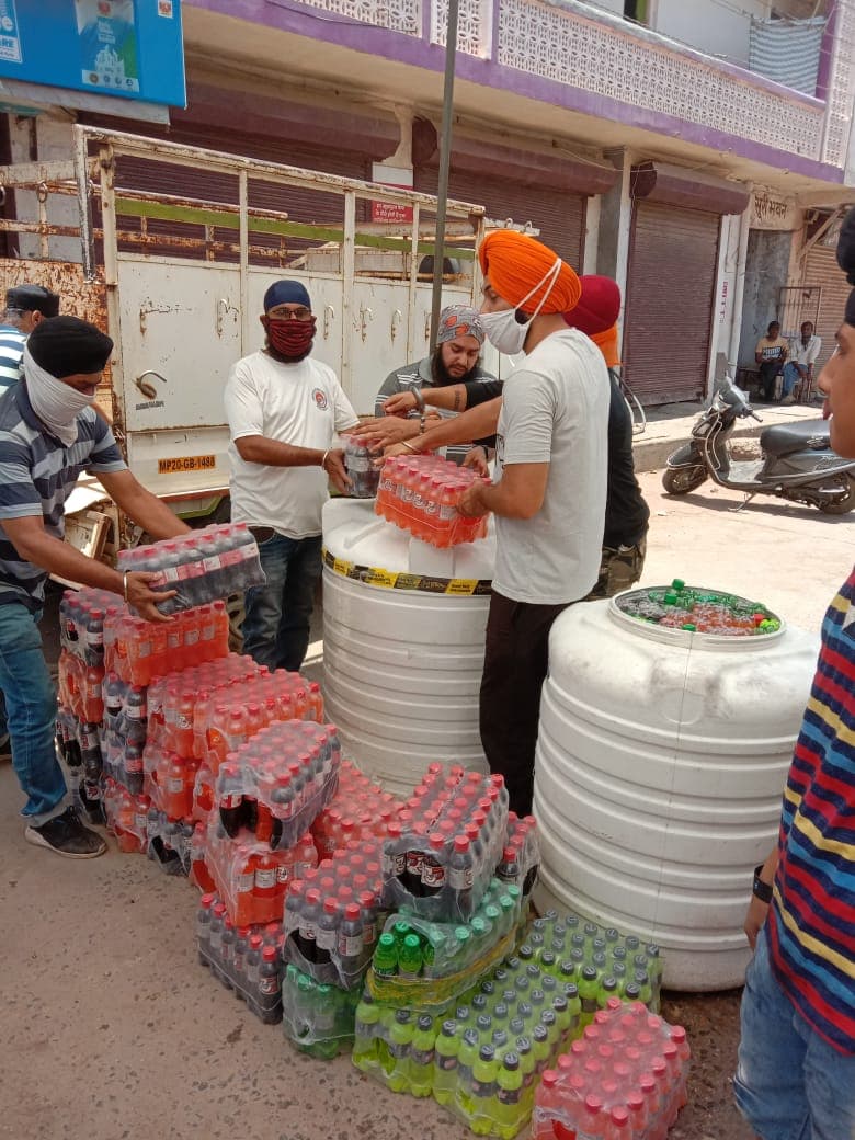 साहिब गुरु अर्जुन देव जी के शहीदी दिवस पर सोशल डिस्टेंस के साथ प्रसाद वितरण