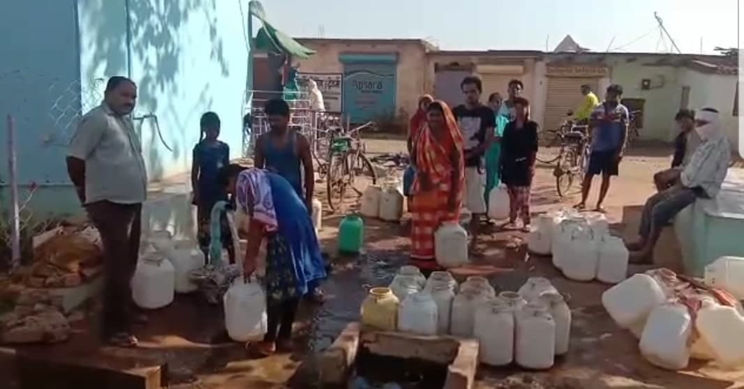 पेयजल की भीषण समस्या, एक किमी दूर से लाते हैं पानी, 3 साल से बंद पड़ा नलकूप
