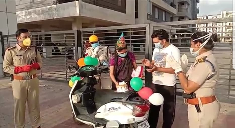 पति के व्हाट्सएप मैसेज के बाद पुलिस ने किया पत्नी को सरप्राइज़