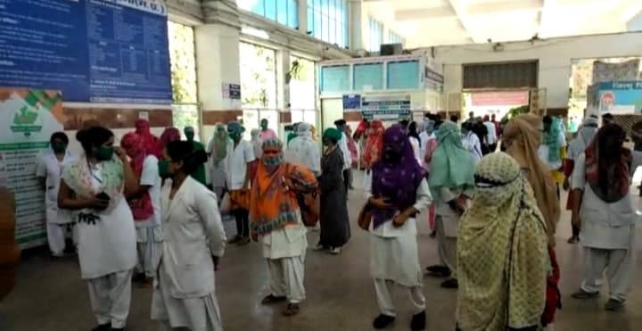 2 नर्सों के पॉजिटिव आने के बाद अस्पताल प्रबंधन पर लापरवाही का आरोप, नर्सों ने किया कामकाज ठप