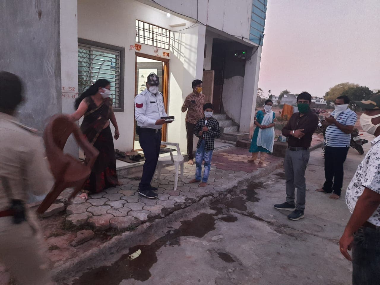 कठोर छवि वाली पुलिस की नाजुक मिसाल, बच्चे के लिए खास तौर पर बनवाया केक