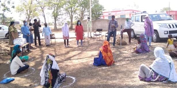 गर्भवती महिलाओं व कुपोषित बच्चों के परिवारों को दिया जा रहा सूखा राशन