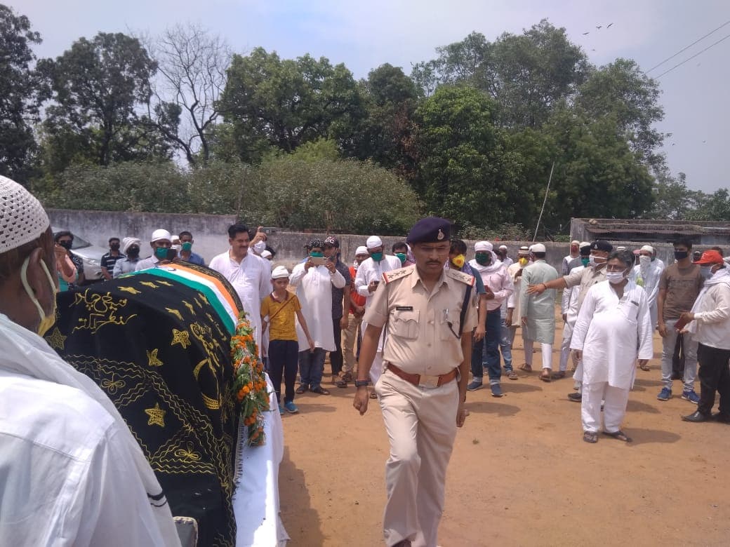 थाना प्रभारी बिना मास्क पहने अंतिम संस्कार में पहुंचे,भीड़ में बिना मास्क के घूमते रहे