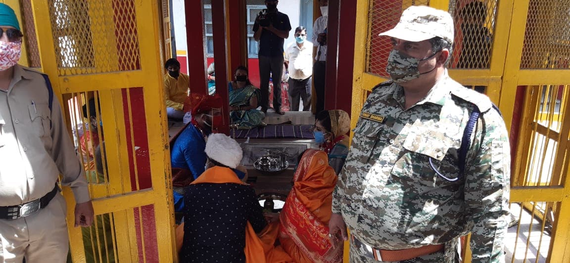 अभी नहीं करते शादी तो दो साल नहीं था योग, पुलिस की मदद से संपन्न हुआ विवाह