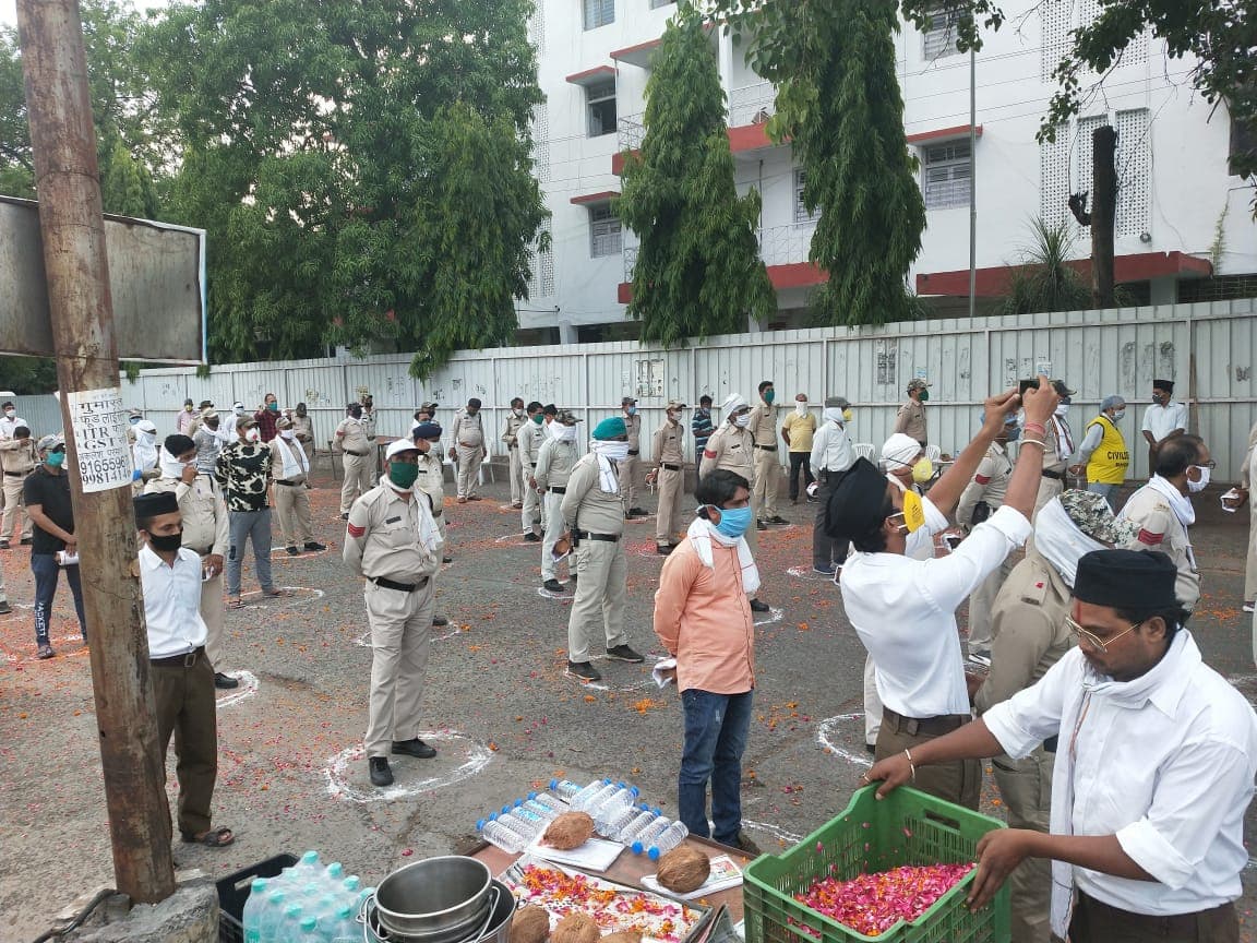 कोरोना वॉरियर्स का सम्मान, पुलिस और सफाई कर्मियों का आभार जताया