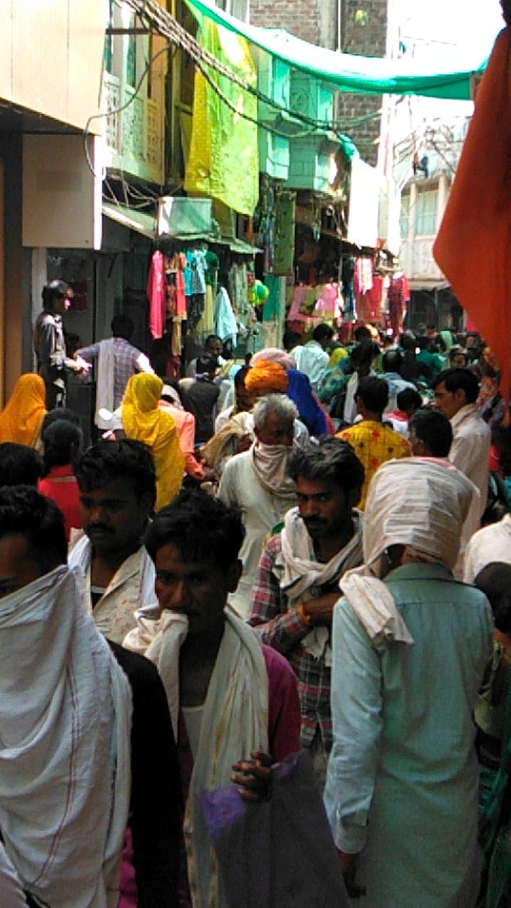 लॉकडाउन में ढील मिलते ही बाजार में उमड़ी भीड़, सोशल डिस्टेंस का जमकर उल्लंघन