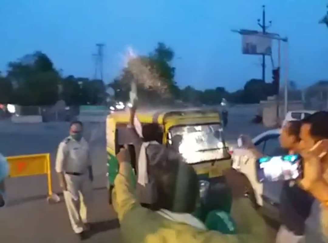 ऑटो रोकने पर पुलिस के साथ हुआ विवाद, चालक ने ऑटो मालिक के कहते ही छिड़का पेट्रोल