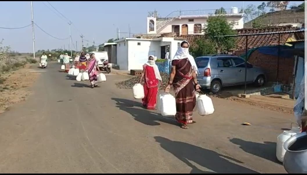 गर्मी बढ़ते ही पानी की किल्लत से परेशान लोग, जरा से पानी के लिये घंटों इंतज़ार