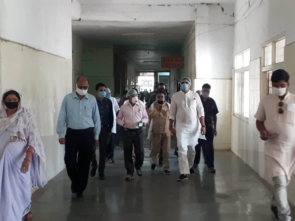 हादसे में घायल लोगों को देखने अस्पताल पहुंचे मंत्री, हरसंभव मदद का वादा