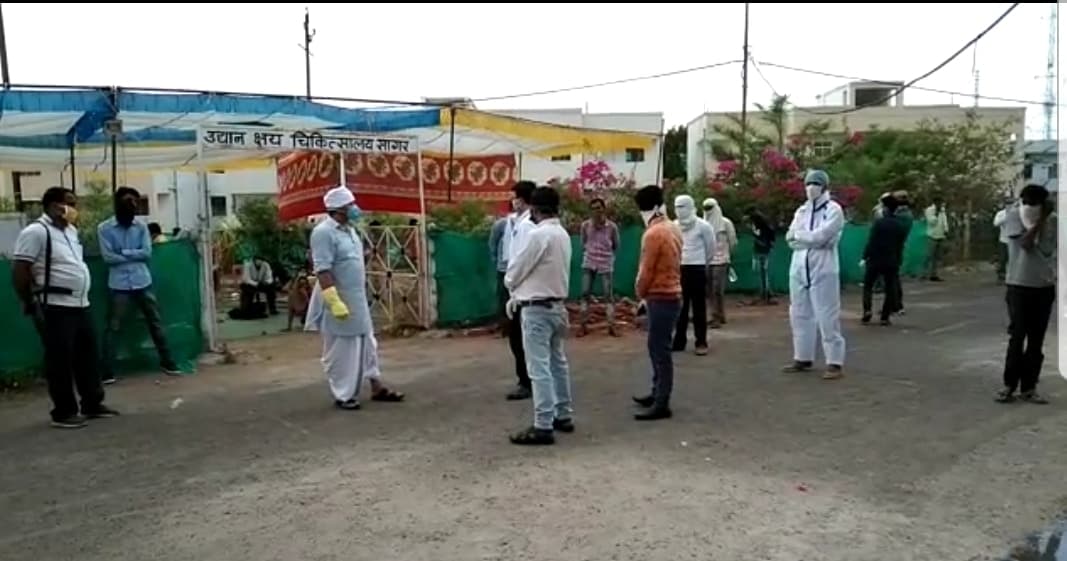 नर्सों ने की जबरन ड्यूटी कराने की शिकायत, एक नर्स के पॉजिटिव आने पर भी नहीं कराई जा रही जांच
