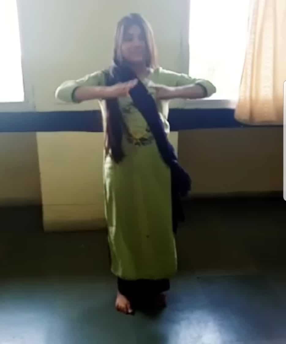 कोरोना पॉजिटिव बेटी बढ़ा रही है अस्पताल में सबका हौंसला,नृत्य के जरिये कर रही मोटिवेट