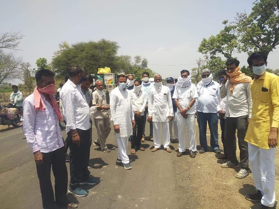 पूर्व विधायक समर्थकों के साथ पहुंचे उपार्जन केंद्र, लॉकडाउन का खुलेआम उल्लंघन