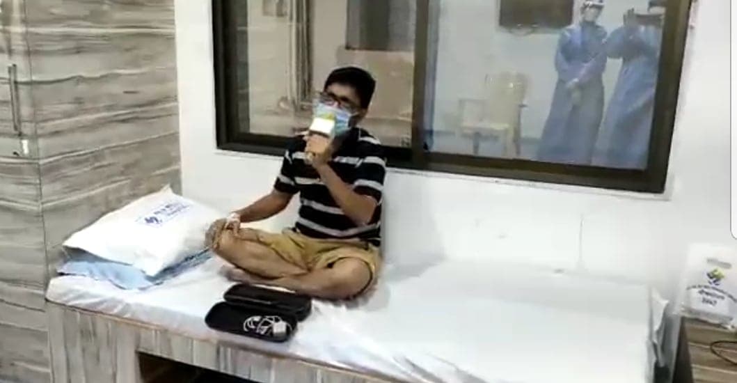 अस्पताल में कोरोना मरीज की जिंदादिली, नगमें गाकर बहला रहे सबका दिल, देखिये वीडियो