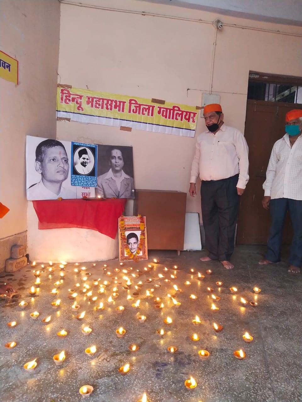 यहाँ फिर हुआ महात्मा गांधी के हत्यारे नाथूराम गोडसे का पूजन, जयंती पर हिंदू महासभा ने जलाए दीपक