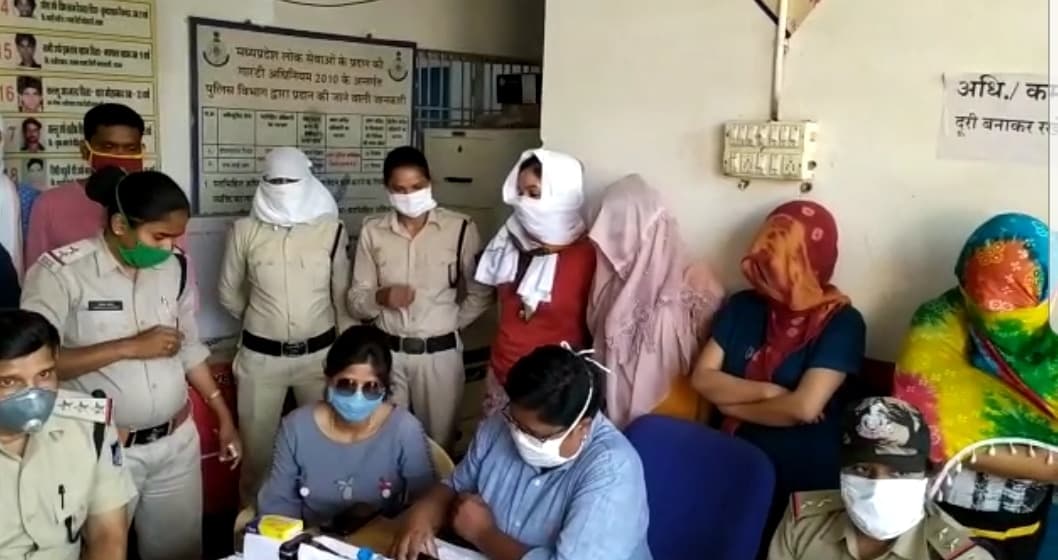 लॉकडाउन में स्पा सेंटर के नाम पर चल रहा था देह व्यापार, संदिग्ध हालत में पकड़ाए युवक-युवतियां