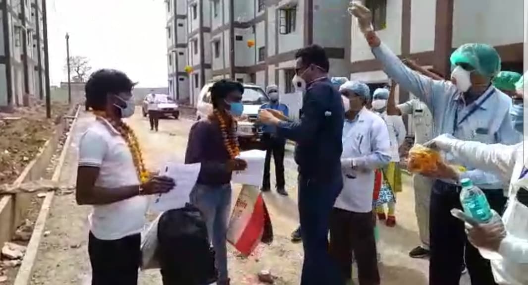 सतना में दो मरीजों ने कोरोना को दी मात, कलेक्टर ने माला पहनाकर किया विदा