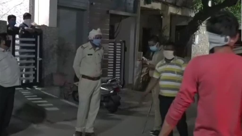 लॉकडाउन में बाइक सवार बदमाशों ने की चेन स्नेचिंग, सीसीटीवी में कैद हुई घटना