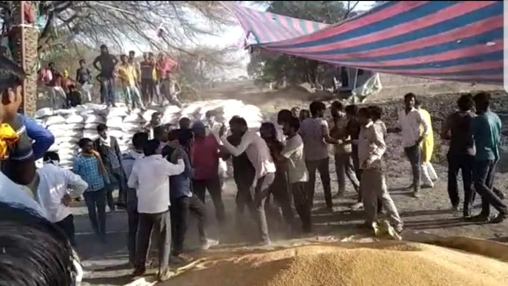 उपार्जन केंद्र में किसानों के दो गुट आपस में भिड़े, सोशल डिस्टेंस का जमकर उल्लंघन