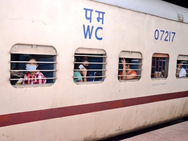 रेलवे की बड़ी लापरवाही उजागर,खाने-पानी की तलाश में मजदूर स्टेशन पर उतरे