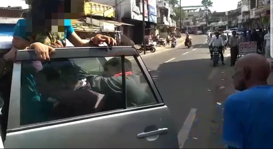 युवती के अपहरण का वीडियो वायरल, जबरदस्ती कार में बैठाया, देखिये वीडियो