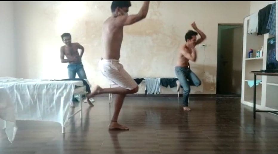 कोरोना पॉजिटिव युवकों की जिंदादिली, अस्पताल में डांस करते वीडियो वायरल