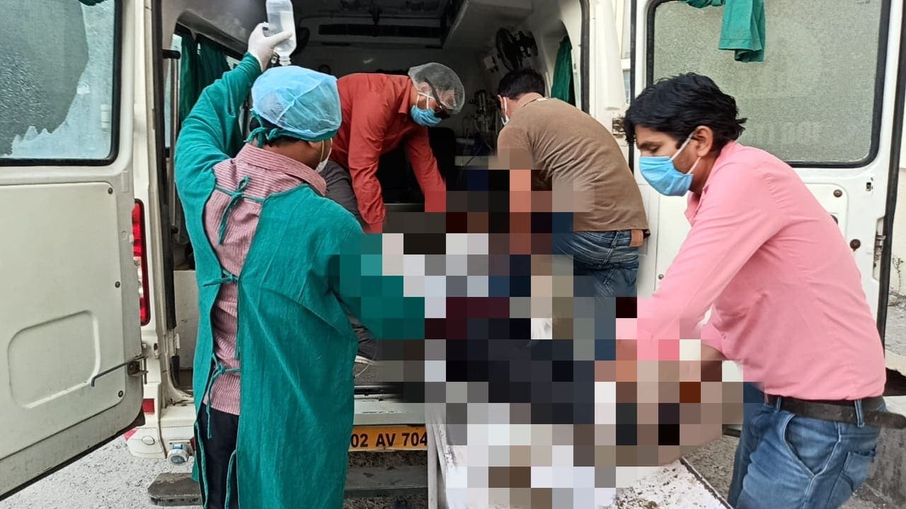 बीच सड़क पर बेहोश हुए एंबुलेंस के डॉक्टर, मेडिकल कॉलेज ने इलाज से मना किया