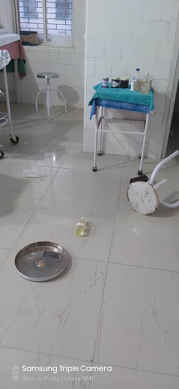 मरीज के परिजन ने डॉक्टर के साथ की मारपीट, अस्पताल में तोड़फोड़
