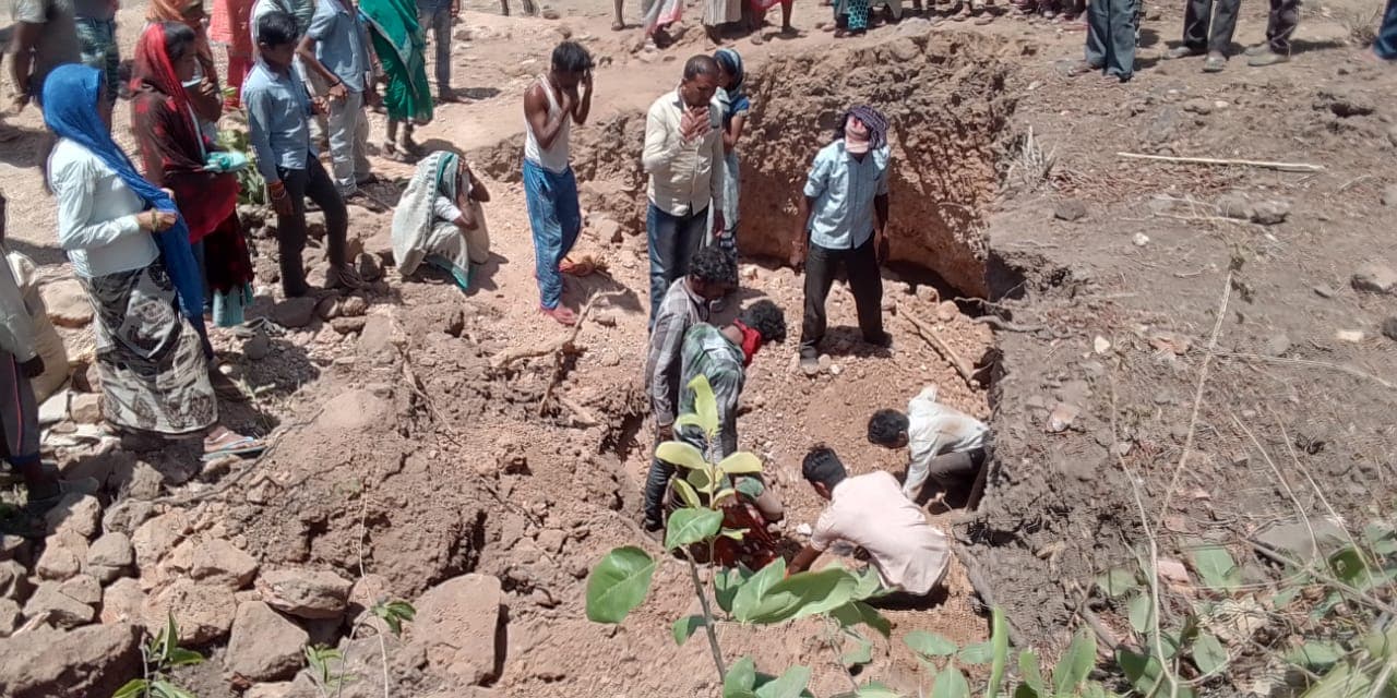 मिट्टी की खदान धंसने से तीन की मौत एक घायल, खदान से मिट्टी लाने गए थे ग्रामीण