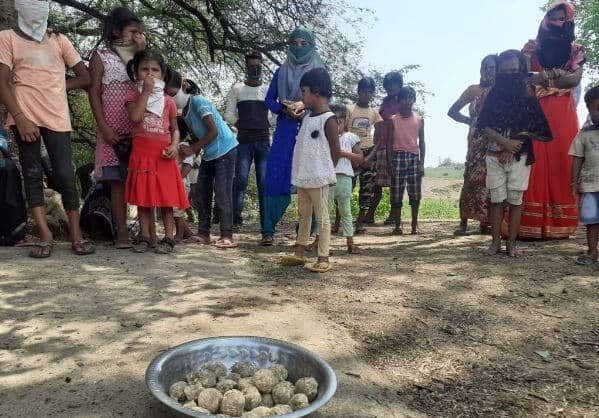 बच्चों की जान से खिलवाड़, आंगनबाड़ी में बांटे बदबूदार लड्डू, परिजनों में आक्रोश