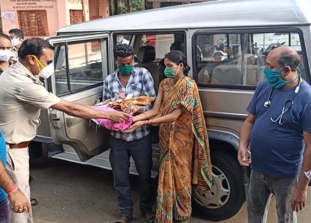 TI की मनावता, प्रसूता और नवजात को गांव तक पहुंचाने का किया काम