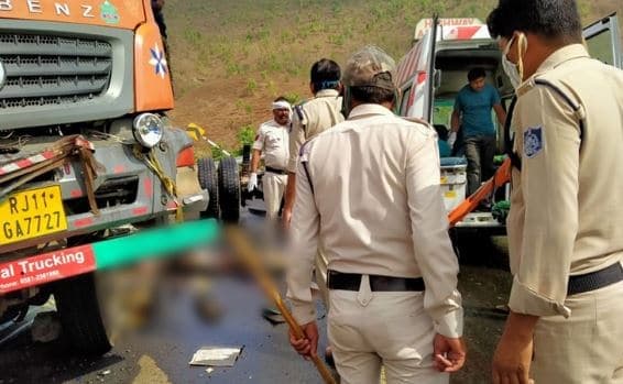 तेल टैंकर ने बाइक को मारी टक्कर, माता-पिता समेत 2 मासूमों की दर्दनाक मौत