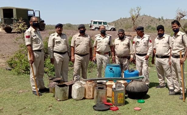 आबकारी विभाग का कच्ची शराब के ठिकानों पर छापा, भारी मात्रा में महुआ लहान जब्त
