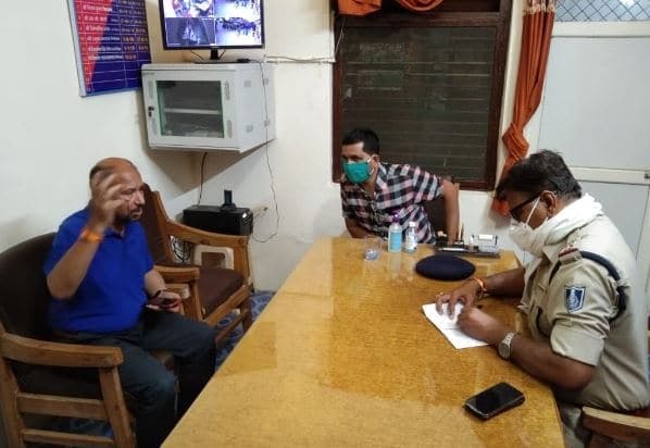 CMO पर बाइक सवार युवक का हमला, राहगीर कार की तरफ दौड़े तो भागा