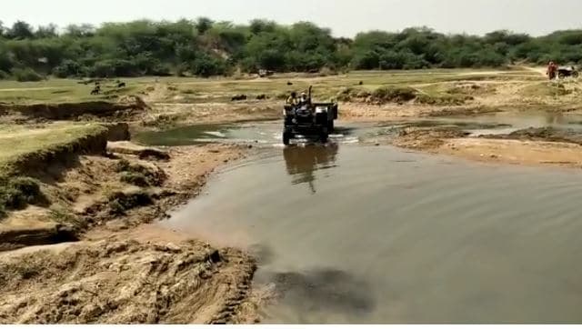 लॉकडाउन में नदी से ज़िला पार, देखें वीडियो