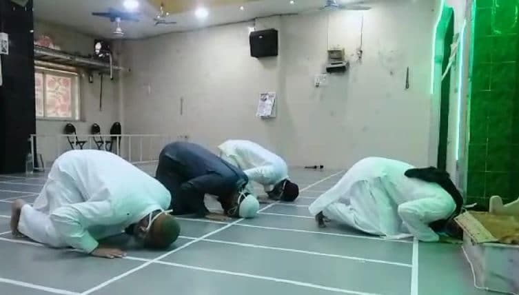 Eid-ul-Fitr 2020: ईदगाह में नही बल्कि मस्जिद व घरों में अदा की गई नमाज़