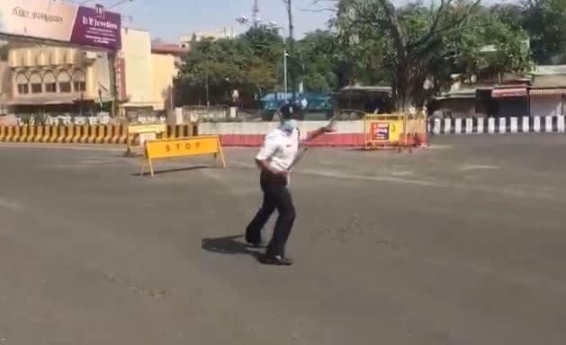 डांसिंग कॉप के नाम से फेमस पुलिसवाले का लॉकडाउन में नया अंदाज, देखें वीडियो
