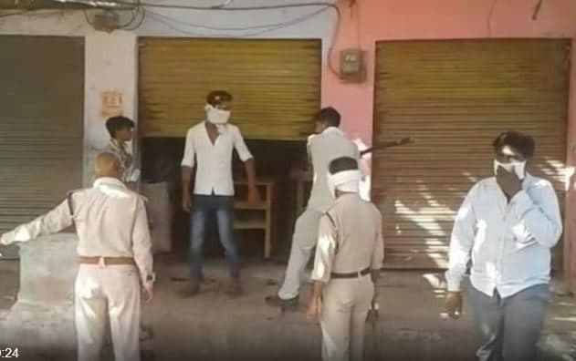 आधी शटर खोल दुकान चला रहा था नाई, पुलिस ने जमकर की डंडों से हजामत