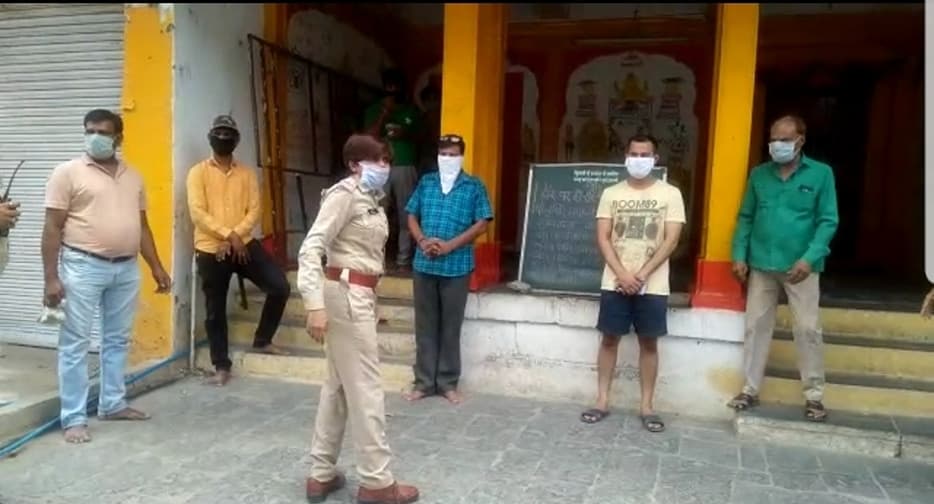 इंदौर: भीड़ जुटाकर पूजा कर रहे लोगों पर कार्रवाई, 5 गिरफ्तार, महिला TI का वीडियो वायरल