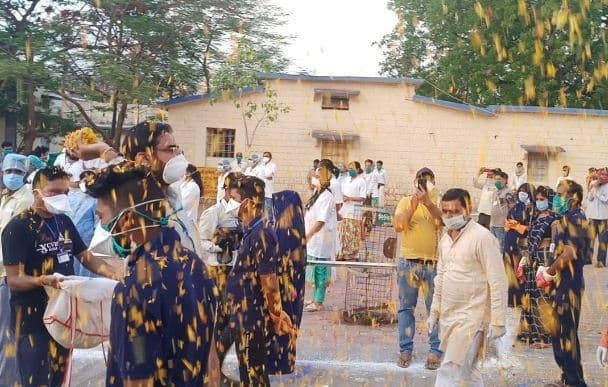 कोरोना के खिलाफ लड़ाई लड़ रहे ‘कोरोना योद्धाओं’ का फूल बरसाकर किया सम्मान